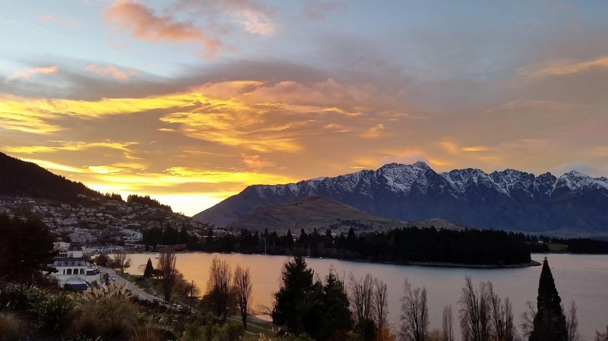 Highview Apartments Queenstown Bagian luar foto